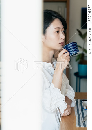 A woman eating breakfast　 121216975