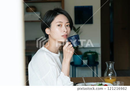 A woman eating breakfast　 121216982