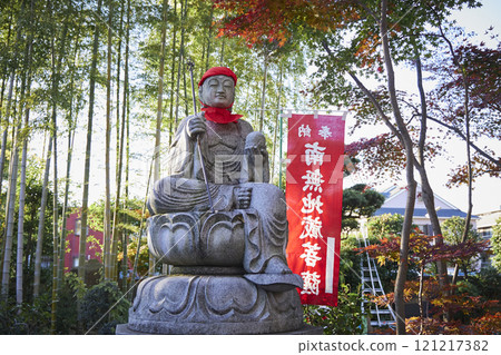 地藏菩薩雕像、秋葉和竹林 121217382