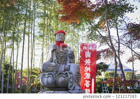 地藏菩薩雕像、秋葉和竹林 地藏菩薩雕像、秋葉和竹林 121217383