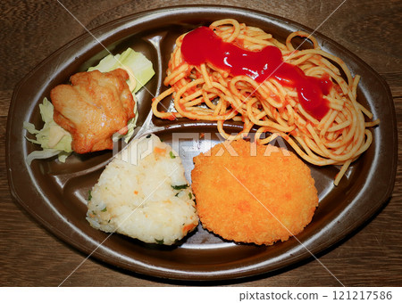 專為獨居人士提供的飯糰早餐 專為獨居人士提供的飯糰早餐 121217586