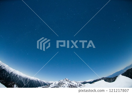 明亮的夜空與茨巴庫山與月亮 明亮的夜空與茨巴庫山與月亮 121217807