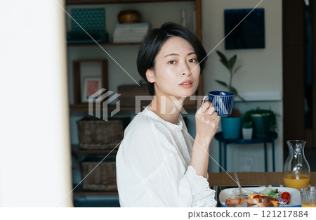 一個女人喝咖啡 121217884
