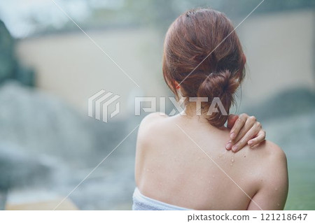 一位年輕女子在露天浴池中放鬆 攝影由 Izukei Shiratama-no-yu 提供。 121218647