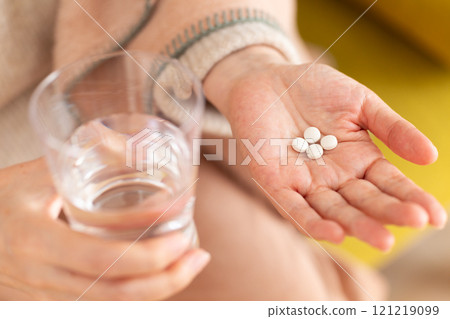 經常服藥的中年至老年婦女的手 121219099