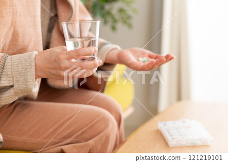 經常服藥的中年至老年婦女的手 121219101