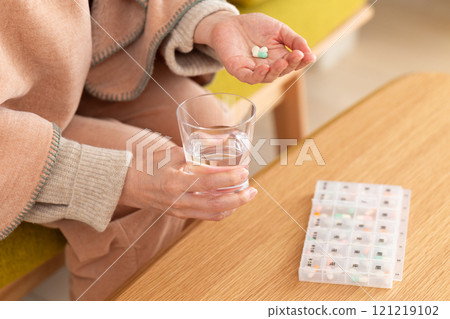 經常服藥的中年至老年婦女的手 121219102
