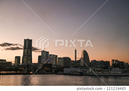 橫濱港未來的晚上風景 121219485