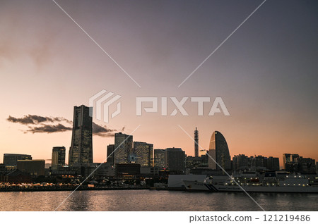 橫濱港未來的晚上風景 橫濱港未來的晚上風景 121219486