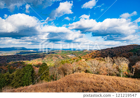 奈良市若草山鶯塚古墳的風景 奈良市若草山鶯塚古墳的風景 121219547