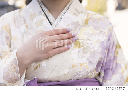 成年儀式形象：手放在胸前的穿著和服的女性 121219717