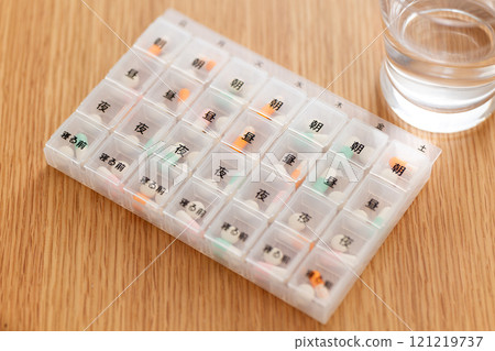 藥盒中的常規藥物和玻璃杯中的水 121219737