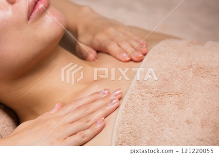 一位年輕的亞洲女性正在接受肩部按摩。 121220055