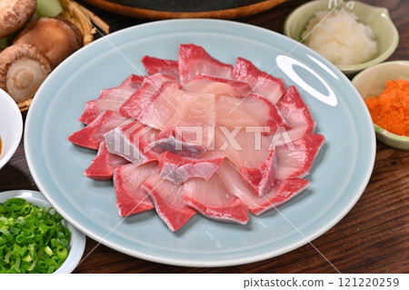 鰤魚涮鍋、鰤魚涮鍋、火鍋菜餚、砂鍋、冬季菜餚、海鮮菜餚、鰤魚涮鍋、時令菜餚。 121220259