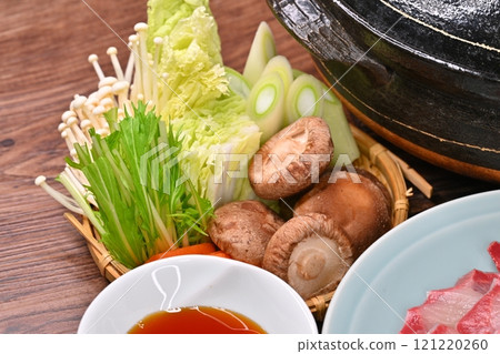 鰤魚涮鍋、鰤魚涮鍋、火鍋菜餚、砂鍋、冬季菜餚、海鮮菜餚、鰤魚涮鍋、時令菜餚。 121220260