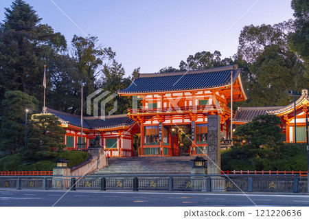 秋天的京都,黎明前的八坂神社西塔門 秋天的京都,黎明前的八坂神社西塔門 121220636