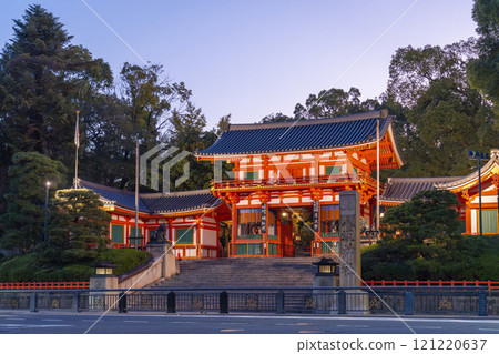 Autumn in Kyoto: Yasaka Shrine's West Tower Gate before dawn Autumn in Kyoto: Yasaka Shrine's West Tower Gate before dawn 121220637