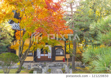 Autumn in Kyoto: Myoho-in Temple - The main hall (Fugendo) surrounded by autumn leaves Autumn in Kyoto: Myoho-in Temple - The main hall (Fugendo) surrounded by autumn leaves 121220650