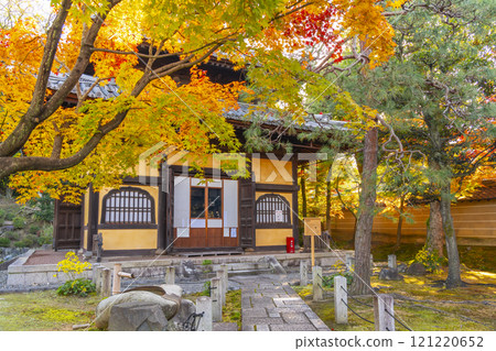 秋天的京都，妙法院，被秋葉覆蓋的本堂（風現堂） 121220652