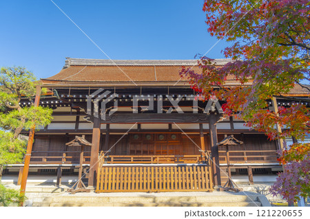 Autumn in Kyoto: Myoho-in Temple, the Shinden Hall surrounded by autumn leaves 121220655