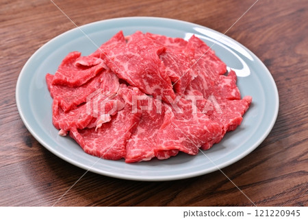 Note: This refers to raw, uncooked meat. Beef, yakiniku (grilled meat), thigh meat, belly meat, and yakiniku (grilled beef). 121220945