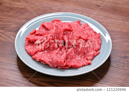 注意：這是生的、未煮過的肉。牛肉、烤肉、大腿肉、肚肉、牛肉烤肉。 121220946