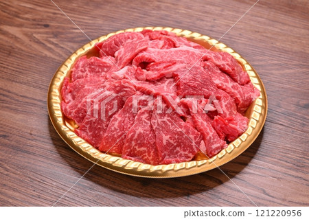 注意：這是生的、未煮過的肉。牛肉、烤肉、大腿肉、肚肉、牛肉烤肉。 121220956