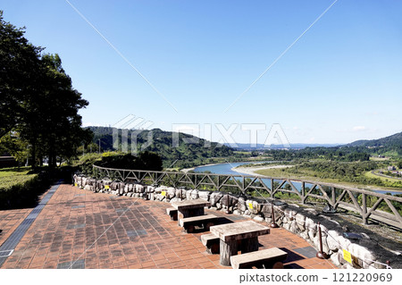View of the Shinano River and Ushigashima Bridge from the observation deck at Echigokawaguchi Service Area on the Kan'etsu Expressway 121220969
