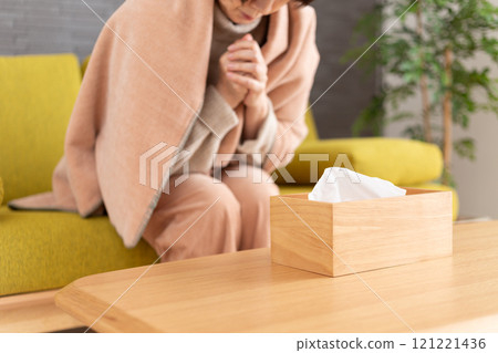 中高級婦女在冬季房間裡感到寒冷 121221436