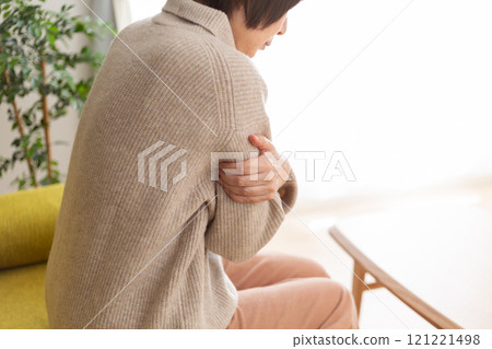 中高級婦女在冬季房間裡感到寒冷 121221498