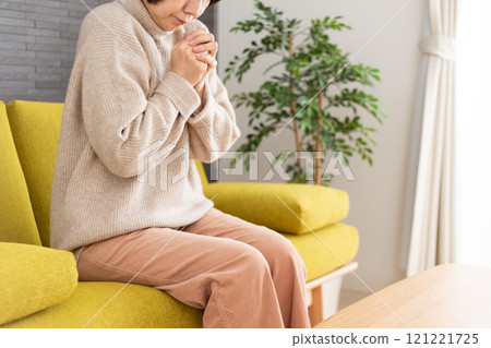 中高級婦女在冬季房間裡感到寒冷 121221725