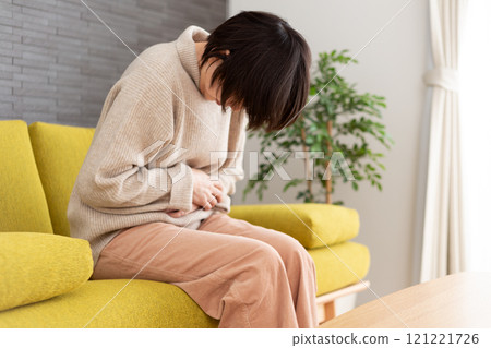冬季房間胃痛的中高級婦女 冬季房間胃痛的中高級婦女 121221726
