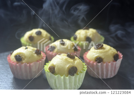 蒸好的葡萄乾麵包，熱氣騰騰 121223084