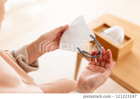 戴口罩的中高級女性 戴口罩的中高級女性 121223247