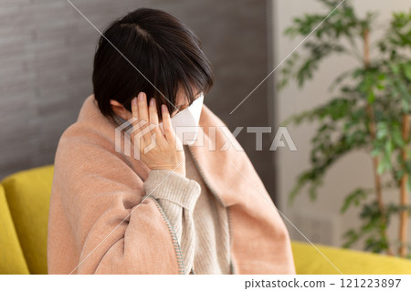 戴著面具的中高級婦女在冬季房間裡頭痛 121223897
