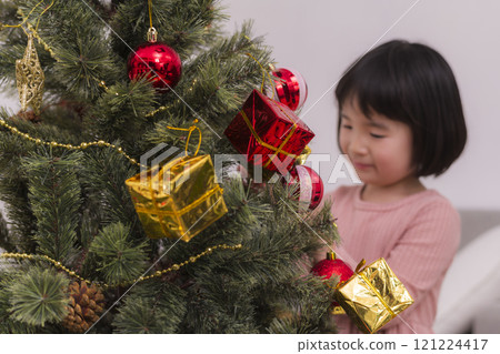 裝飾聖誕樹的女孩 121224417