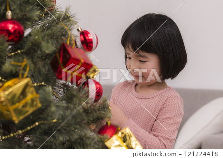 裝飾聖誕樹的女孩 裝飾聖誕樹的女孩 121224418
