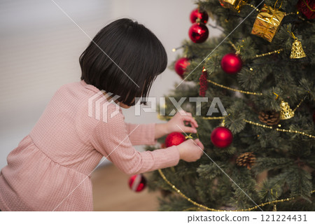 裝飾聖誕樹的女孩 121224431
