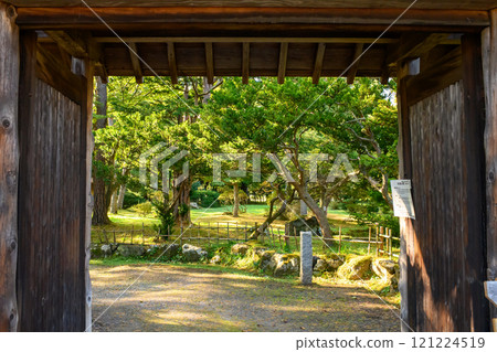秋田縣大館市，國家指定名勝鳥形會館，沐浴午後陽光的庭園 121224519