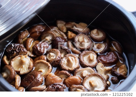 Black pot and dried shiitake mushrooms soaked in water - Preparation image material - 3:2 121225102