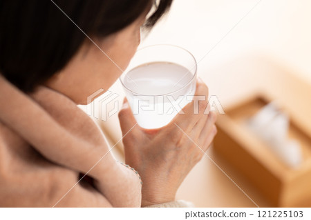 Middle-aged to senior women with a cold hydrate with sports drinks 121225103