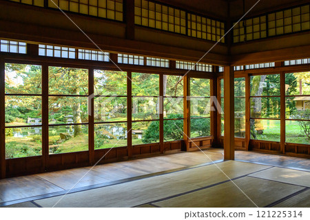 The former Torigata family residence, a nationally designated scenic spot, overlooking the strolling garden from the master's room, Odate City, Akita Prefecture 121225314