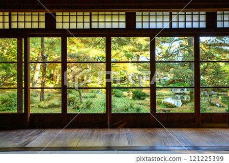 秋田縣大館市被指定為國家指定名勝的舊鳥形家宅邸，從主人房眺望漫步庭園 121225399