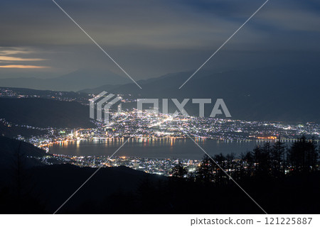 從高波地看到的諏訪湖夜景 從高波地看到的諏訪湖夜景 121225887