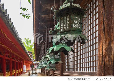 春日大社 - 聯合國教科文組織世界遺產，擁有 2000 多個石燈籠和 1000 個懸掛燈籠，蔚為壯觀 121226386