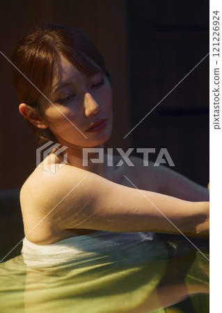 露天浴池中的年輕女子 攝影合作：Shiratama-no-Yu Izukei。 121226924