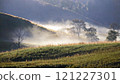 美麗的晨霧山丘與土地 121227301
