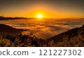 清晨太陽從雲海昇起的壯麗景色 121227302