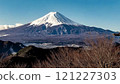 遠處高聳的富士山 121227303