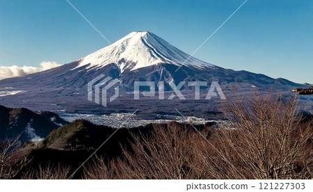 遠處高聳的富士山 121227303